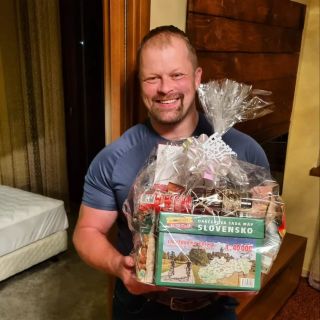 Aj majster Európy v tlaku na lavičke 300kg obľubuje turistiku na Slovensku, a preto sme ho k jeho okrúhlym 40 narodeninám...
